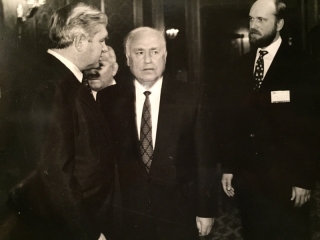 Sergei Pugachev in the company of Prime Minister Viktor Chernomyrdin (center), (1990s) / Sergueï Pougatchev en compagnie du Premier ministre Viktor Tchernomyrdine (au centre), (1990s) / Сергей Пугачев в компании премьер-министра Виктора Черномырдина (в центре), (1990-е гг.)