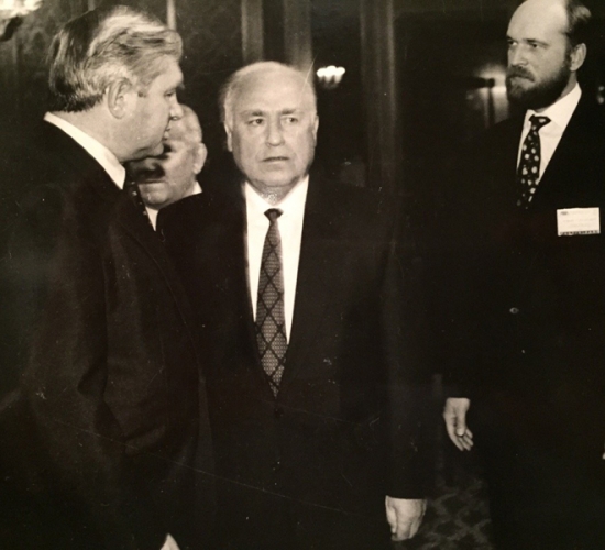 Sergei Pugachev in the company of Prime Minister Viktor Chernomyrdin (center), (1990s) / Sergueï Pougatchev en compagnie du Premier ministre Viktor Tchernomyrdine (au centre), (1990s) / Сергей Пугачев в компании премьер-министра Виктора Черномырдина (в центре), (1990-е гг.)